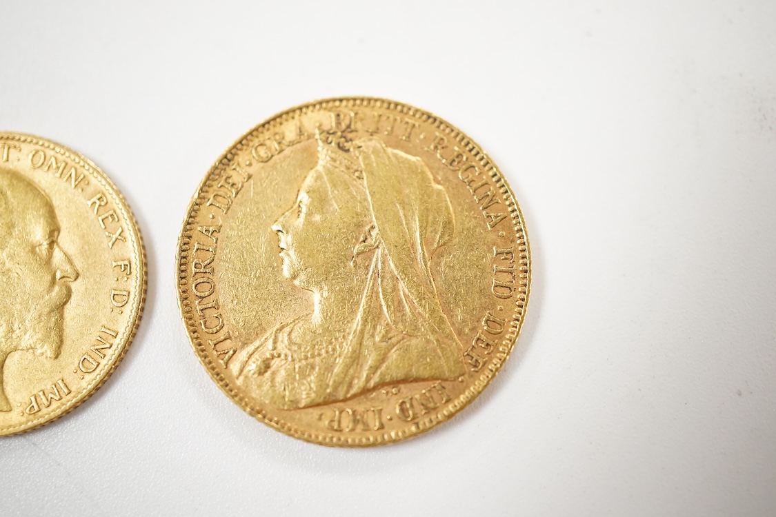 A Victorian 1900 gold sovereign and an Edward VII gold half sovereign.
